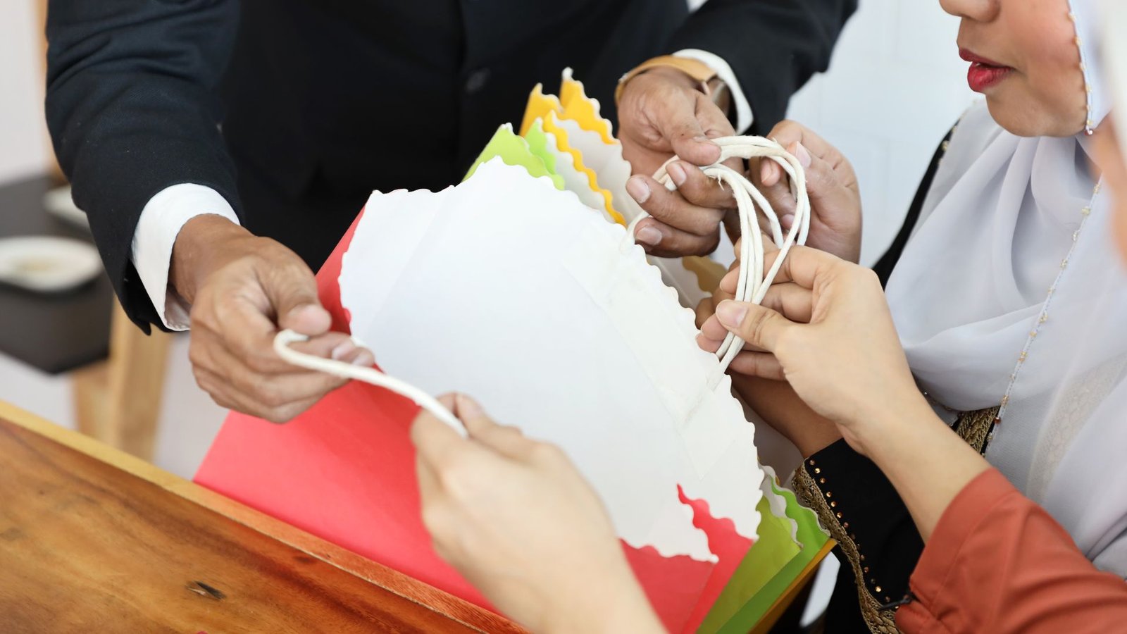 تعبئة سلال غذائية رمضانية